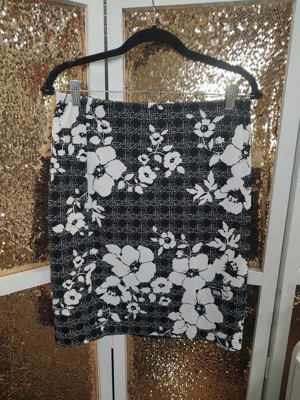 White House Black Market Skirt New Size 4 Black White Floral